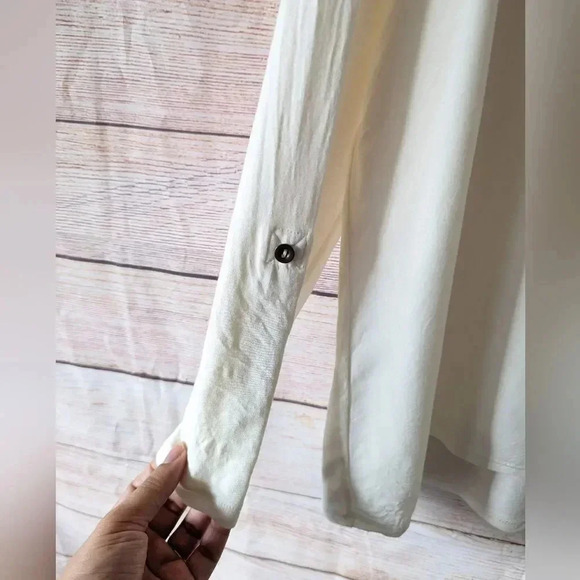 J.Jill Size 1X Button Shoulder Tee 3/4 Roll Tab Sleeve Scoop Neck Off White Top. - Picture 5 of 12